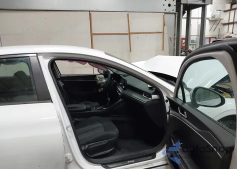 2021 Kia K5 Lxs z USA, uszkodzony, nr VIN 5XXG14J24MG023126